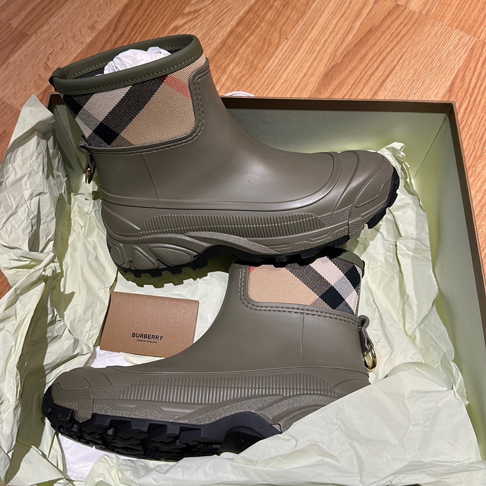 Burberry uk6 eur 39 green olive rain boots low top